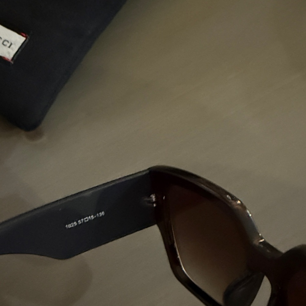 Copy, Gucci Black Sunglasses with Floral Accents - Picture 3 of 7